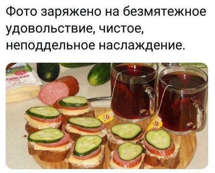 Фото заряжено на безмятежное удовольствие, чистое, неподдельное наслаждение.