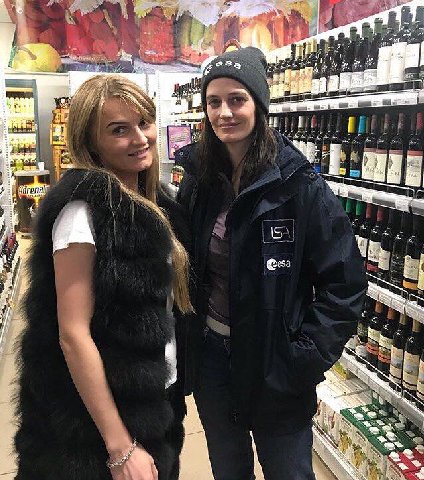 все ок, просто Ева Грин зашла в Пятёрочку за пивком, а её узнали кассирши
