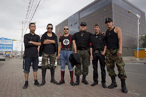 the fuck is happening in Mongolia..
"Монгольский ультра-национализм в его неожиданном проявлении – на улице Улан-Батора молодые люди в характерной одежде вскидывают руки в римском приветствии и выкрик
