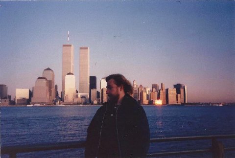 Например, Пахом на фонe WTC.

Фиолетовый закат над Гудзоном, зерно на плёнке. На фоне застыли две башни Всемирного торгового центра как неоновые обелиски уходящей эпохи.
Сквозь этот глитч матрицы смот