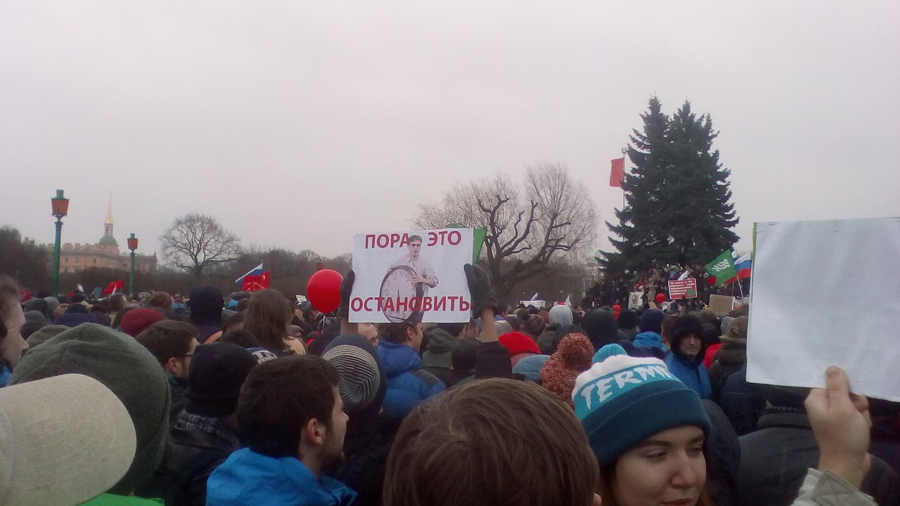 >тысячи людей вышли на митинг чтобы показать свои сохраненки