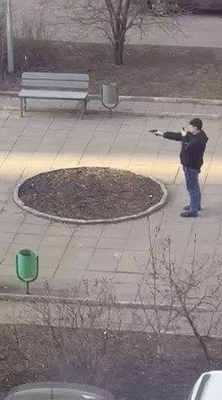 дурачок во дворе аватарку себе делает
