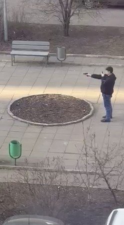дурачок во дворе аватарку себе делает