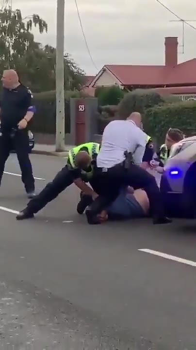 Австралийская полиция задерживает подвыпившего человека с ножом