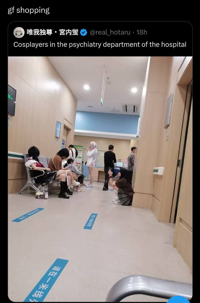 shopping Cosplayers in the psychiatry department of the hospital