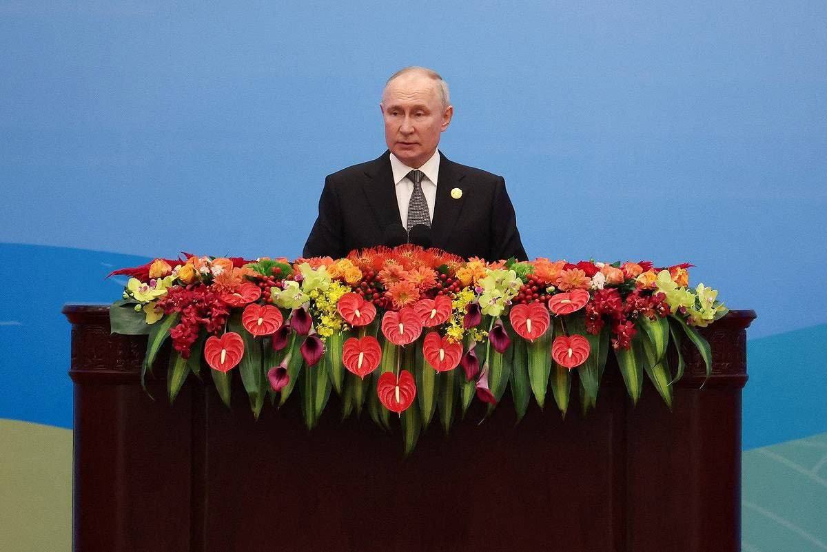 ⚡️Во время выступления в Пекине Путин по ошибке принял вертикальную позу вместо горизонтальной