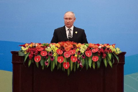 ⚡️Во время выступления в Пекине Путин по ошибке принял вертикальную позу вместо горизонтальной