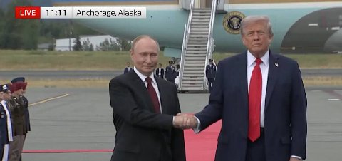 – Я один не слежу за встречей на Аляске?

– Да, один. Ты один не смотришь лучший дипломатический момент последних лет. Ты один остаешься в стороне, пока все обсуждают самый эпохальный и важный продукт