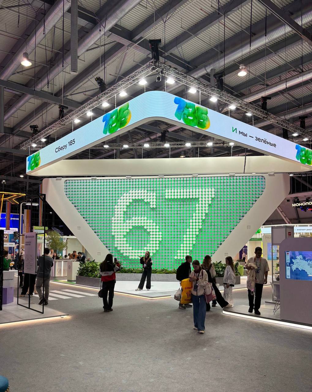 МФМ-2026, но make it six-seven.

Зумеры добрались до кинетической стены в квартале Сбера, вывели на неё главный мем года и могнули всем форумом 🧐