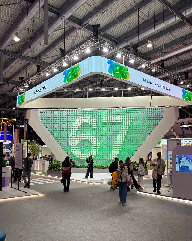 МФМ-2026, но make it six-seven.

Зумеры добрались до кинетической стены в квартале Сбера, вывели на неё главный мем года и могнули всем форумом 🧐