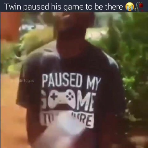 к paused his game to be there ©: