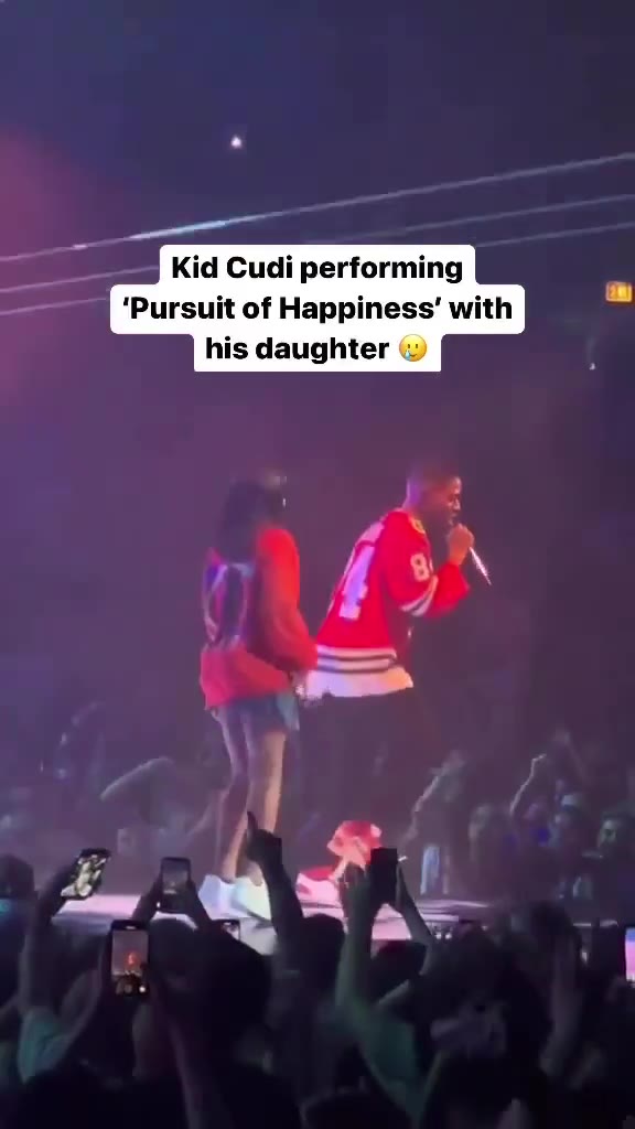 Это красиво:

Kid Cudi и его дочь скачут по сцене под "Pursuit of Happiness"