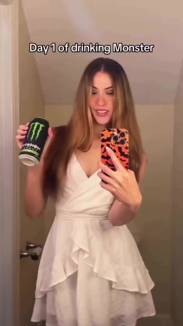 Рауоаиткие М опзтег Mont) ofchinktng Monster Veer I otchintting Monster } Туеаг drinking White Monster