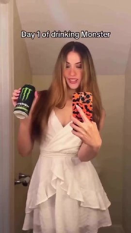 Рауоаиткие М опзтег Mont) ofchinktng Monster Veer I otchintting Monster } Туеаг drinking White Monster