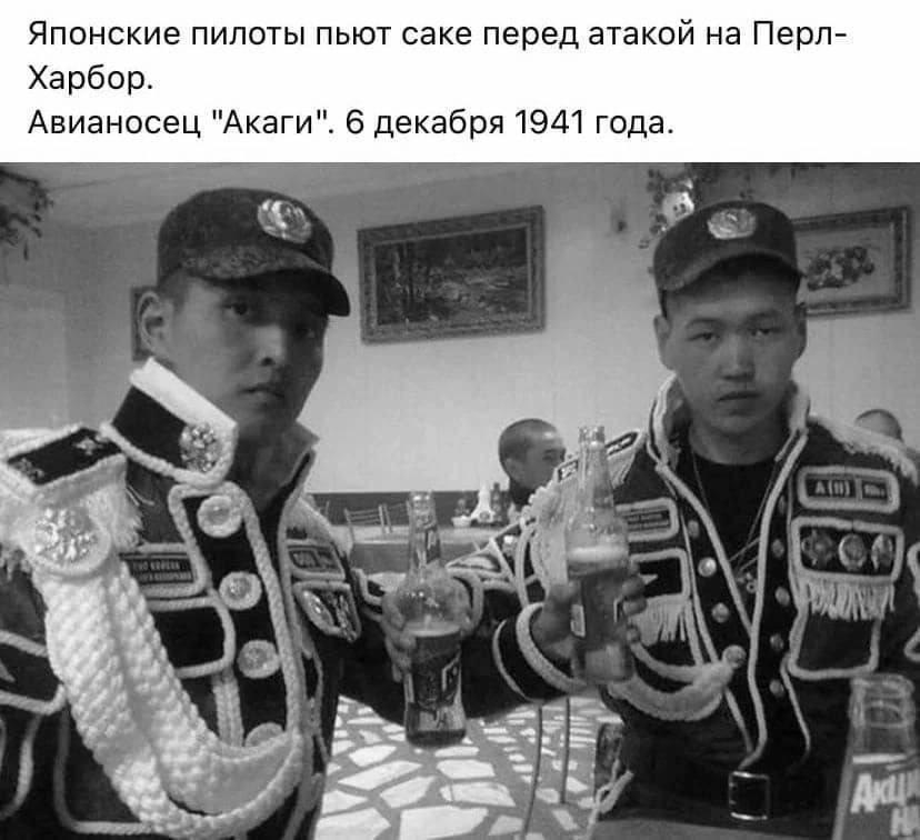 Японские пилоты пьют саке перед атакой на Перл- Харбор. Авианосец "Акаги". 6 декабря 1941 года.